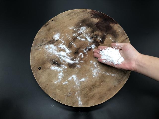 面板发霉怎么清理（菜板上撒一把）