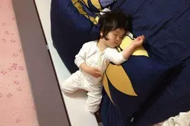 孩子睡觉不安分是怎么回事？并非只是热，也要从这4方面查找原因图片