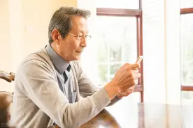 女人到了六十，一旦动情，会有什么表现？图片