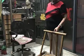 “雨太大，这里有凳子，来坐坐”，4年了，“板凳奶奶”又请送考家长在家门口歇脚图片