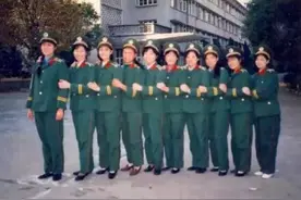 80年代老照片：女公安穿制服合影，枪毙囚犯武警给其盖白布图片