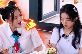 对赵丽颖哈气，2度夸赞王俊凯，真实快乐的杨超越也会失眠？图片