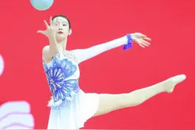 张艺凡挑战艺术体操，粉丝大赞美翻天，网友却被质疑基本功不扎实图片