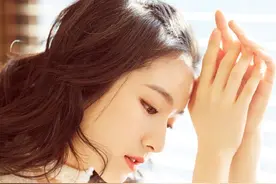 李兰迪 白色深v亮片短裙俏皮又浪漫，带来妙龄女生的专属少女感图片