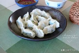 这菜叶子比根更营养，别再扔掉了，用它包饺子，一咬满嘴汁太香了图片