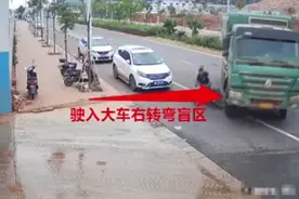 惊险！男子连人带车卷入货车车底，滚一圈后他爬了出来图片