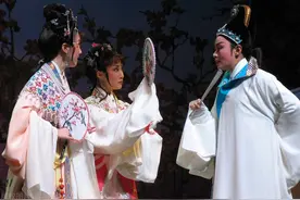 试释“忽死梦中惊坐起 小丑竟是我自己”的梗图片