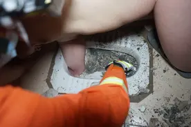 尴尬，深圳男子东西掉入马桶，伸手去掏手臂被卡住图片