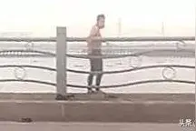 事发漳州，一轻生男跳桥拒用抛来的救生圈图片