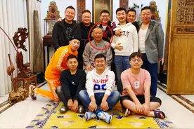 郭德纲约徒弟家中聚餐，明黄龙刺绣地毯被指爆发户，座位也有讲究图片