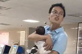 “慌张爸爸”意外走红，抱娃姿势引围观，网友：痛苦面具再现图片