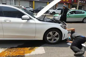 奔驰汽车漏油 到底是啥原因图片