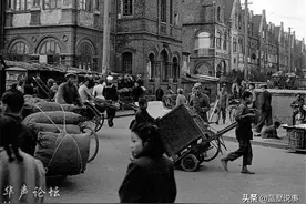 1945年的上海人生活，一个老汉在捡烟蒂两个女孩在卖甘蔗图片