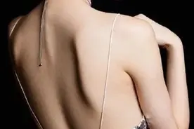 直角肩蝴蝶骨翘臀，你引以为豪的“性感体态”，实则是“火坑”图片