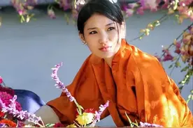父亲娶一母同胞四姐妹，现任不丹王推崇一夫一妻制，却金屋藏娇图片