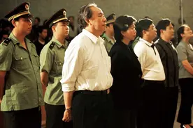 牟其中：靠发妻300元起家，卖罐头成首富，出狱后牢记回报旧情图片