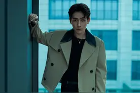 朱一龙不仅衣品在线，同款拍照pose也一定要get起来!图片