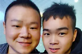 岳云鹏徒弟尚筱菊晒父子合影，谢金在线提问，烧饼新梗让笑点升级图片