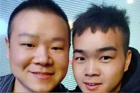 岳云鹏徒弟尚筱菊晒父子合影，谢金在线提问，烧饼新梗让笑点升级图片