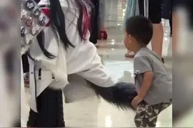 萌娃在商场发现小姐姐长了条“尾巴”，接下来的举动笑翻众人图片