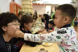 为什么孩子和爷爷奶奶更亲近？看完这四点，孩子父母就要注意了图片