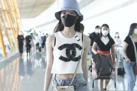 宋轶身材纤瘦，穿吊带却露出了腋下赘肉，原来明星也有小缺点图片