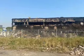 南非骚乱中的华人自卫队：夜间巡逻，配备两把武器图片