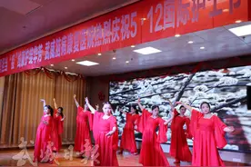 武威脑病康复医院护士表演舞蹈《梨花开》图片