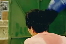 赵子杰听到美女两眼放光，小葵吃醋一个拳套扔过去把他砸晕视频封面