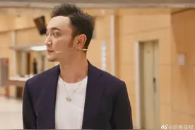 尼格买提深夜痛哭：妈妈手术，妻子异国，生而为人只能咬牙硬抗图片