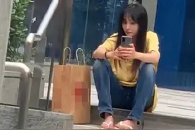 郑爽坐路边拍照，T恤配牛仔裤，脚踩人字拖，造型十分接地气图片