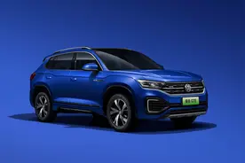 刚买一个多月的合资SUV，被老公倒车剐蹭了,媳妇心疼的不要不要的图片