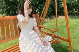 张子萱晒出产后花园随拍，身材恢复很好，少女感满满图片