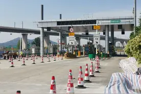 青新高速即墨西收费站工期将延长至11月底，建成后共11条收费车道图片