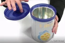 奶粉罐上的盖子我再也不扔了，放在插座上，解决了很多家庭的烦恼图片