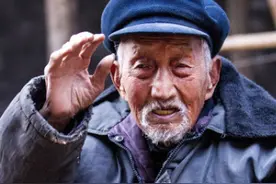 九旬老人每天外出捡废品，不愿暴露自己的身份感觉抬不起头图片