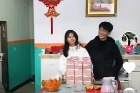 江西于都情侣订婚现场，桌子上摆满34万现金，女方父母笑嘻嘻图片