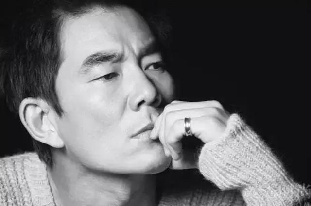 著名的香港影视天王周星驰的名字出自唐-王勃《滕王阁序》:"雄州雾列