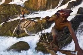 湄公河上玩命的捕鱼人：在洪流中捕巨魾，一条能卖上万元！纪录片图片