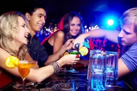 在酒吧“手欠”一次，要花多少钱？普通人或许难以承受图片