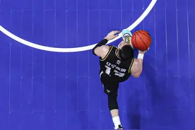 cba趣事：浙江广厦VS辽宁本钢 郭艾伦上空篮滑倒，大侄子放飞自我图片