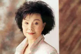 老年人卷发除了短发，还有港风齐脸卷发也很火，时髦减龄又显气质图片