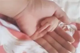 有种偏爱叫“只爱妈妈”，面对亲爹，孩子的嫌弃快要溢出屏幕图片