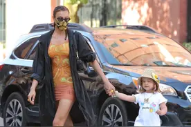 俄罗斯超模伊莉娜·莎伊克，穿紧身裙携女儿出街，时尚潇洒很拉风图片