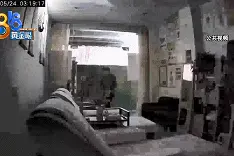 一个月里两次！她前脚刚走，他们后脚就来了......图片