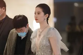 刘亦菲终于营业，回国后首次出席线下活动，戴1600万首饰霸气图片