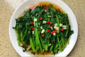 爸爸拿手的茼蒿做法，5分钟做1盘，脆嫩清甜，家人抢着吃图片