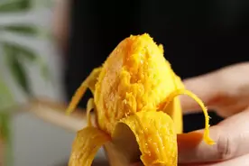 芒果界的“贵妃芒”，剥皮就流汁，皮薄核小果肉香，一箱仅十几元图片