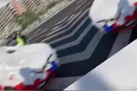 雪后女子开独眼车上路被警方拦停，积雪覆盖车窗仅清理出小洞驾驶图片