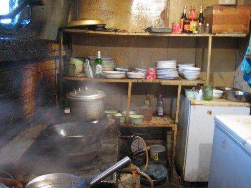 比小苏打还要给力，教你不费一滴水，分分钟就除掉厨房油污